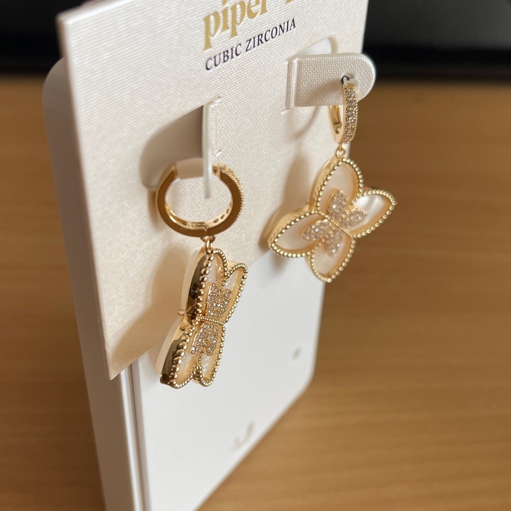 NWT Piper Gold and Mother of Pearl Fleur de lis Earrings - Picture 5 of 7